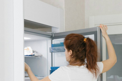Πώς να καθαρίσεις σωστά την κατάψυξη του ψυγείου σου και πόσο συχνά να το κάνεις 