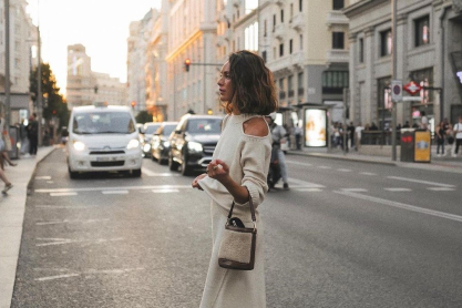 Skirt love: Λατρεύεις τις maxi φούστες; 5 cool φθινοπωρινά σύνολα για να αντιγράψεις