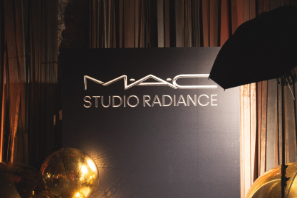 Το λαμπερό Studio Radiance Party της MAC, για το νέο Studio Radiance Concealer