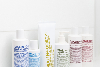 Το brand MALIN + GOETZ γεννήθηκε το 2004 στη Νέα Υόρκη με έντονες επιρροές από το diversity, το inclusivity και την αέναη ενέργεια της πόλης
