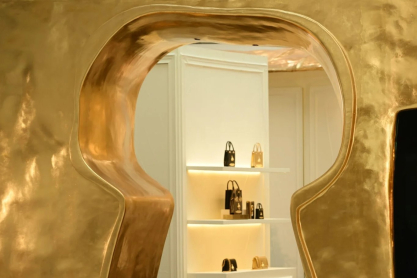 Το «ανορθόδοξο» pop up store της Schiaparelli στην Σαγκάη