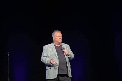Angelo Tsarouchas: Ο “The Funny Greek” μάς θυμίζει πόση πλάκα έχει να είσαι Έλληνας