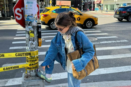 Cool vibes: Πώς να συνδυάσεις τα χρωματιστά σου sneakers