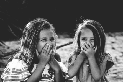 Έρευνα αποδεικνύει τη σημαντικότητα να έχεις αδερφή: Ενισχύει την αυτοεκτίμηση και βοηθά στην ψυχική υγεία