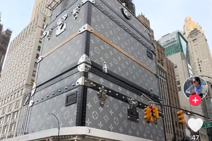 Τι κάνουν μερικές τεράστιες Louis Vuitton βαλίτσες στην 5η Λεωφόρο;