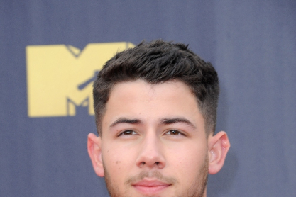 Ο Νικ Τζόνας έφυγε έντρομος από συναυλία γιατί τον σημάδευαν με λέιζερ - Το τρίτο περιστατικό που προκαλεί ανησυχία