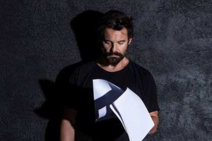 Είδαμε την παράσταση «Ο Σαίξπηρ ζει στο καταφύγιο» και εξηγούμε γιατί πρέπει να τη δεις