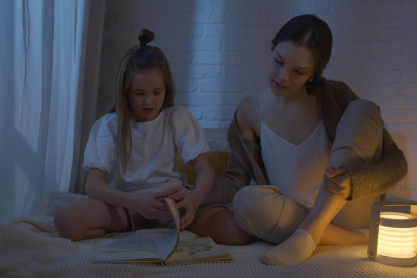 Τι πρέπει να λέει μια μαμά στο παιδί της πριν το βάλει για ύπνο - Η σημασία του βραδινού διαλόγου