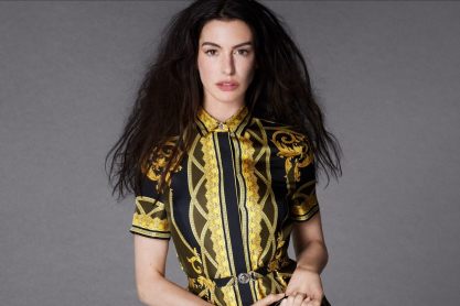 Η Αν Χάθαγουεϊ, στην καμπάνια της Versace Icons, είναι πιο δυναμική από ποτέ