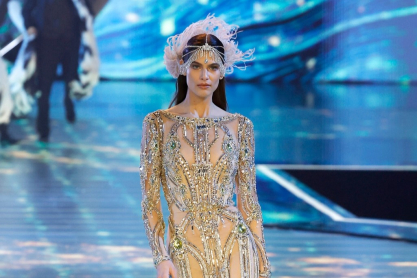 Η Ανθή Φακιδάρη περπάτησε στο show του Elie Saab για τα 45 χρόνια του