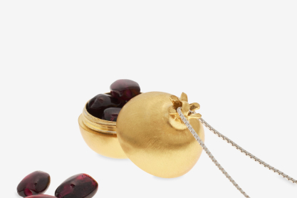 “POMEGRANATE LUCKY CHARM 2025”: Το κρεμαστό γούρι της Maggoosh είναι ένα χρηστικό αντικείμενο λατρείας