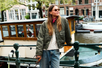 Shopping Alert: Το bomber jacket επέστρεψε και αναζητά μια θέση στη ντουλάπα σου - 5 cool κομμάτια