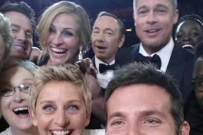 Είναι η πιο διάσημη selfie των Όσκαρ «καταραμένη»; Τα σκάνδαλα και οι χωρισμοί που ήρθαν αντιμέτωποι οι σταρ της φωτογραφίας
