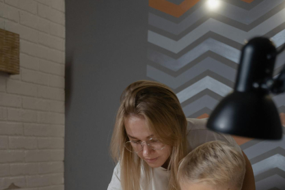 Δεν συγκεντρώνεται το παιδί σου στις εργασίες του; 8 συμβουλές για κάθε μαμά