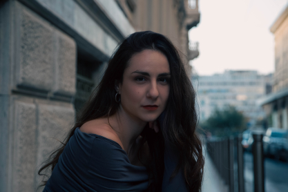 «Όλοι υπηρετούμε την ιστορία που θέλουμε να πούμε, κι αυτό για μένα είναι πολύ σημαντικό»: Η Χρύσα Κολοκούρη στο JennyGr