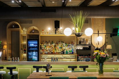 Hide & Seek: Το all-day bar restaurant για αξέχαστα ρεβεγιόν με κορυφαία cocktails