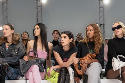 Η καμπάνια της Le City bag του Balenciaga μας μεταφέρει στο front row ενός fashion show