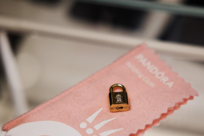 Ένα λαμπερό Pre Xmas opening event στο νέο κατάστημα Pandora στην Ερμού