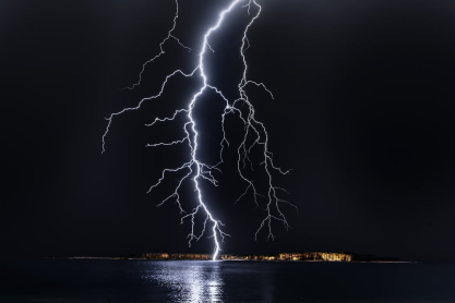 Πού θα χτυπήσει τις επόμενες ώρες η κακοκαιρία Bora: Ισχυρές καταιγίδες και μπαράζ μηνυμάτων από το 112