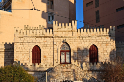 Το αστρονομικό ποσό που πωλείται ο μυστηριώδης πέτρινος πύργος στον Πειραιά