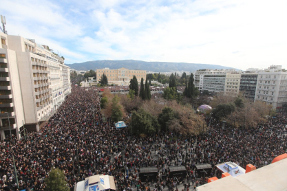 Συγκέντρωση για τα Τέμπη: Χιλιάδες κόσμου στο Σύνταγμα - Εικόνες από το κέντρο της Αθήνας