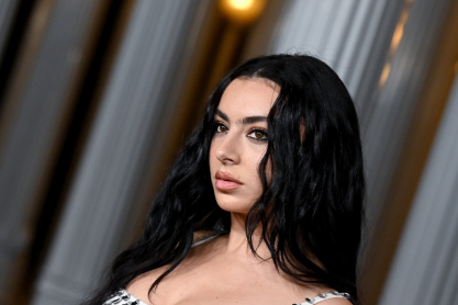 Η Charli XCX πρωταγωνιστεί στο «The Moment» της Α24 και αυτά γνωρίζουμε μέχρι τώρα