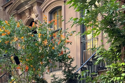 Αντίο στα εμβληματικά "σκαλιά της Κάρι Μπράντσο" - Το σημείο αναφοράς του "Sex and the City" κλείνει για το κοινό