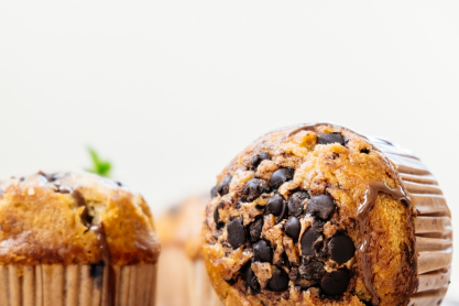 Muffins με ασπράδια αυγών και κομματάκια σοκολάτας