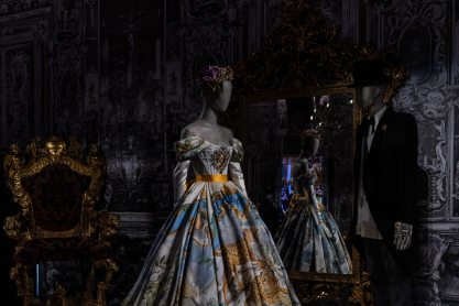 «Du Cœur à la Main»: Η έκθεση των Dolce & Gabbana κατακτά το Παρίσι, για πρώτη φορά μετά από 40 χρόνια ιστορίας
