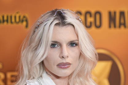 Η Τζούλια Φοξ φωτογραφίζεται στο μετρό της Νέας Υόρκης μόνο με το κραγιόν της και δίνει άλλη διάσταση στις nude αποχρώσεις