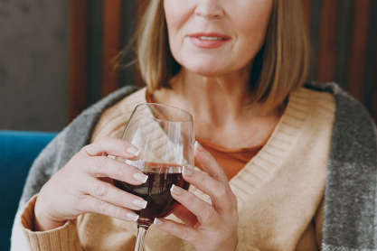 Γυναίκα κρατάει ποτήρι κρασί