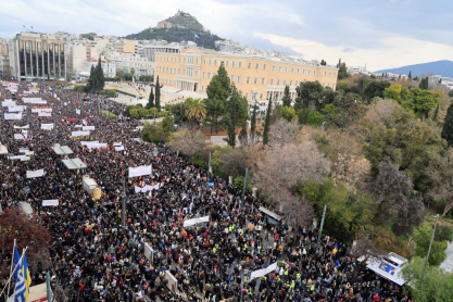 Live οι μεγαλειώδεις πορείες για τα Τέμπη 