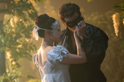 Bridgerton: Το Νetflix κυκλοφόρησε πλάνα της 4ης σεζόν και επιτέλους έχουμε εικόνα του νέου ειδυλλίου