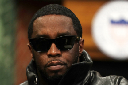 Diddy: Όσο περιμένει τη δίκη του, μοίρασε μηνύσεις για το ντοκιμαντέρ «Diddy: Rise Of A Bad Boy». Ζητά 100 εκατ. δολάρια για συκοφαντική δυσφήμιση