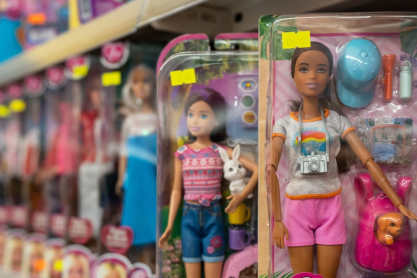Η Mattel αντιδρά στους δασμούς του Ντόναλντ Τραμπ στην Κίνα, αυξάνοντας την τιμή της Barbie στις ΗΠΑ 