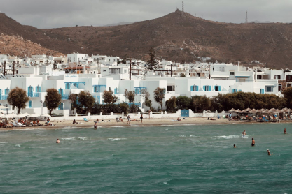 Οι δίδυμες ροζ λίμνες της Ελλάδας: Το φαινόμενο που δημιουργείται στην "καρδιά" του Αιγαίου