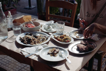 Ταβερνάκια και ουζερί στον Πειραιά με θέα θάλασσα και οικονομικούς μεζέδες