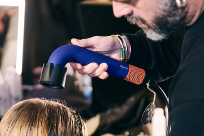 Παρουσιάζουμε το νέο Dyson Supersonic r™ σεσουάρ μαλλιών για επαγγελματικό styling στο σπίτι