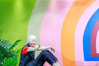 Οι ανοιξιάτικες βιτρίνες του notos γεμίζουν χρώμα το κέντρο της Αθήνας