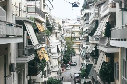 «Για 3 μήνες δεν βλέπουμε ήλιο» - Μέσα στην πιο πυκνοκατοικημένη γειτονιά της Αθήνας