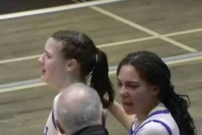 Προπονητής ομάδας μπάσκετ κοριτσιών, φώναξε και τράβηξε τα μαλλιά σε παίκτρια. Επίδειξη δύναμης σε έφηβη