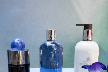 Ο οίκος Molton Brown παρουσιάζει τη νέα του συλλογή Bluebell & Wild Strawberry