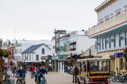 Το νησί των ΗΠΑ που δεν έχει καθόλου αυτοκίνητα - Οι κάτοικοι μετακινούνται με άλογα
