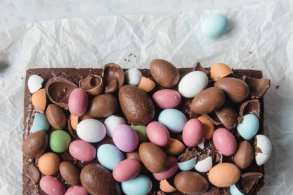 Brownies με σοκολατένια αυγά: Το πασχαλινό γλυκό που θα ξετρελάνει μικρούς και μεγάλους 