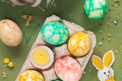 Marble eggs: Πώς να βάψεις τα αυγά αφήνοντας ένα εφέ μαρμάρου 
