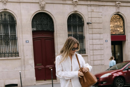 Οι boho τσάντες με τα retro vibes είναι τάση και οι Νεοϋορκέζες δεν μπορούν να σταματήσουν να της κρατούν