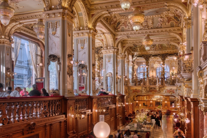 8 ιστορικά καφέ της Ευρώπης που θα σας ταξιδέψουν στο χρόνο