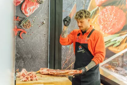 Tommy The Butcher: Ο viral κρεοπώλης μάς δίνει την πιο σημαντική συμβουλή για το Πάσχα