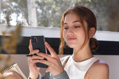 Το scrolling στα social media μειώνει την ικανότητα προσοχής: Γιατί πρέπει να σταματήσουμε να “καταναλώνουμε” τόσο περιεχόμενο