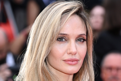 Η Angelina Jolie, το κεντρικό πρόσωπο της καμπάνιας TOM FORD Runway Lip Color, μαγνήτισε τα βλέμματα στο Φεστιβάλ Κινηματογράφου Καννών